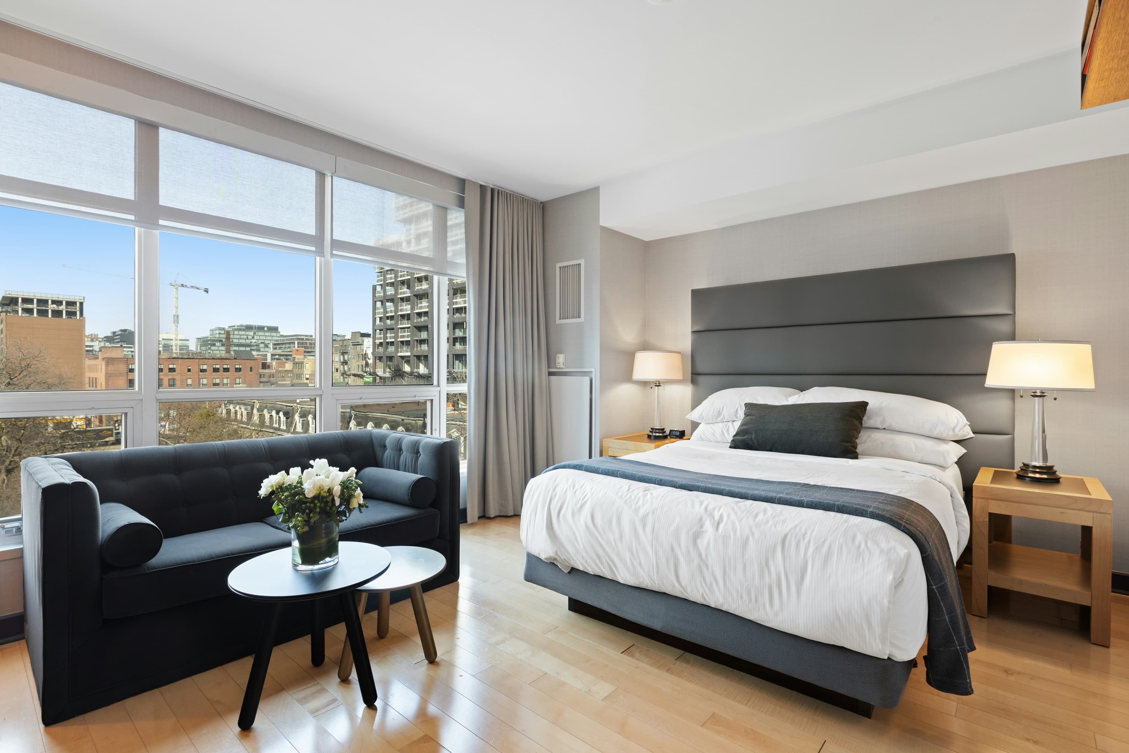 Virtual tour of hotel bedroom and living space.