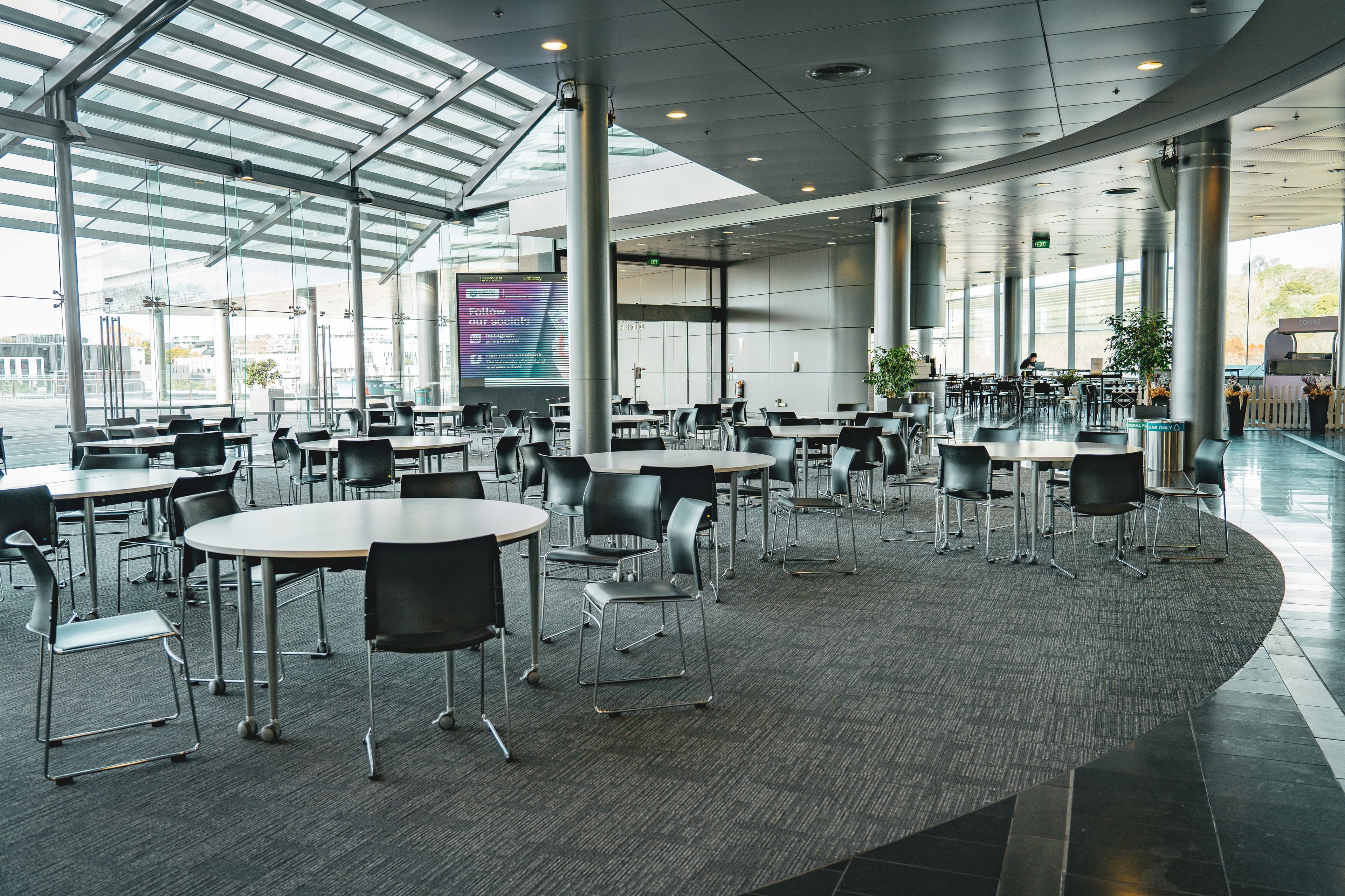 Interactive 360º virtual tour of a conference center hall.