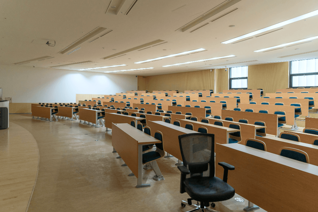Immersive university lecture hall in 360º virtual tour.