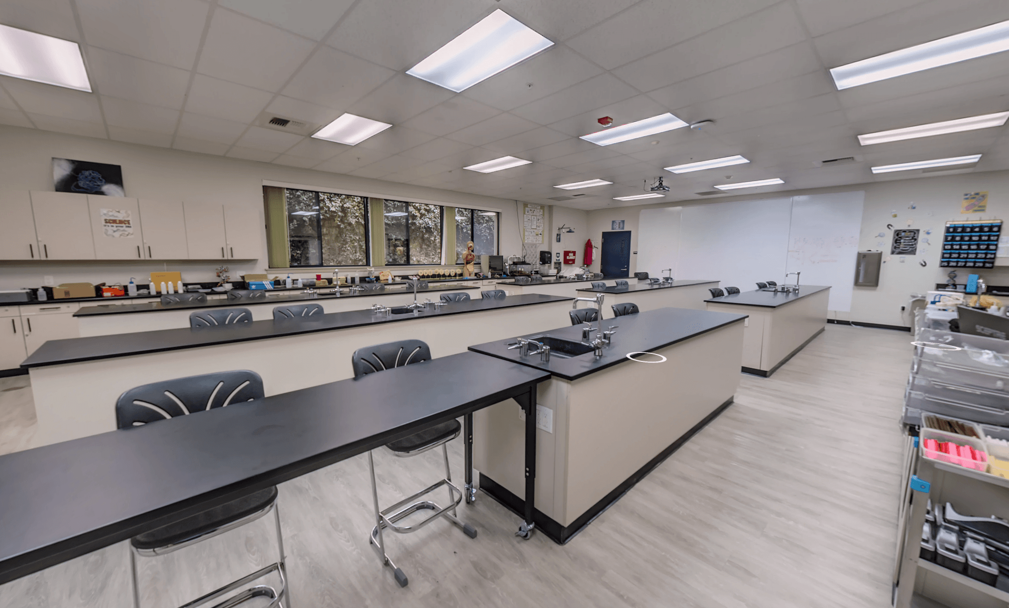 Interactive 360º virtual tour of a community college science lab classroom.
